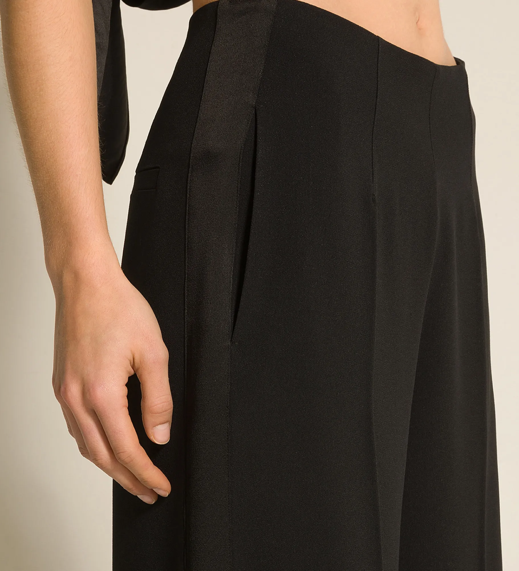 Fashion forte_forte il pantalone smoking in enver satin nero