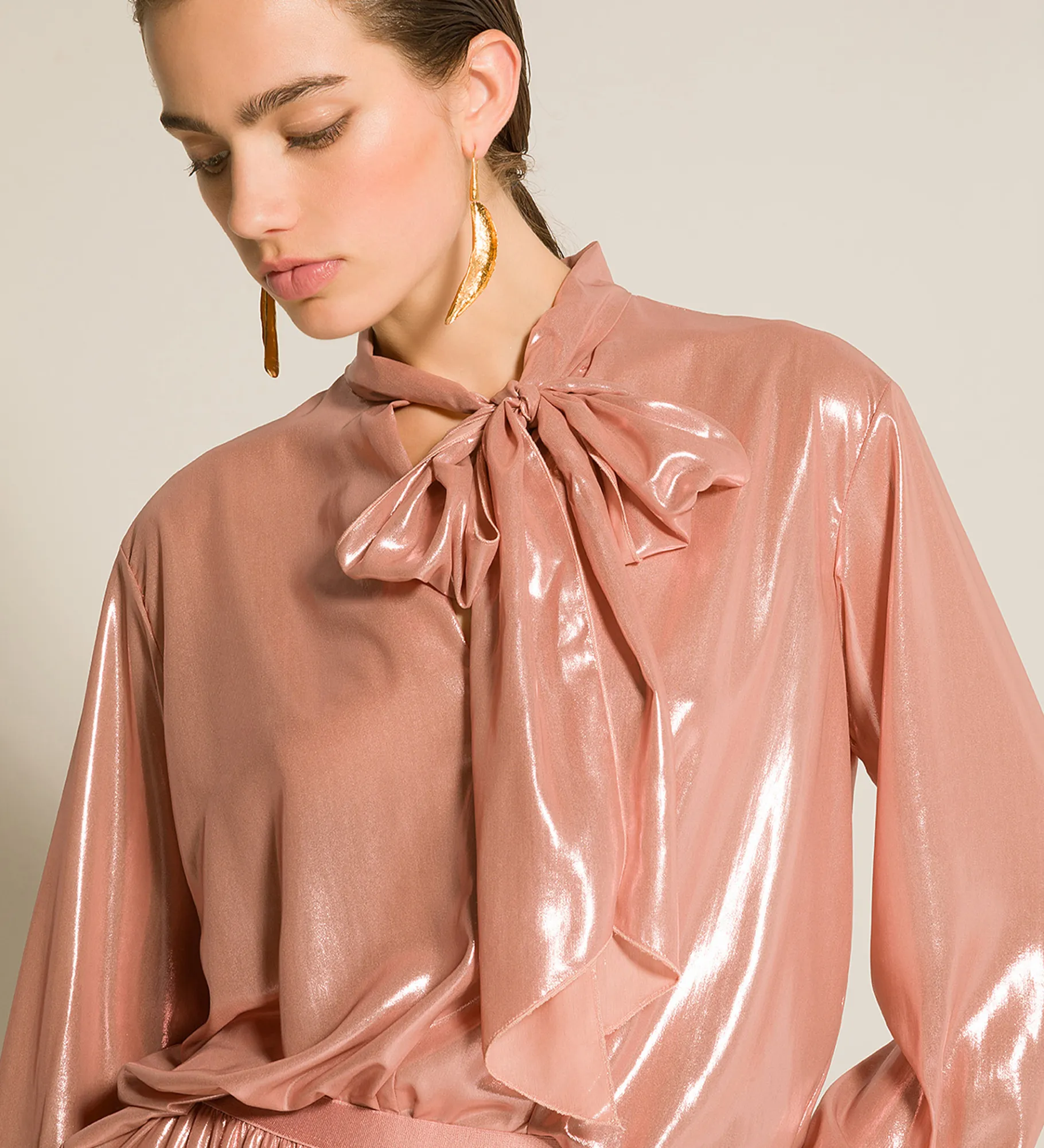 New forte_forte la camicia con fiocco in georgette laminata rose